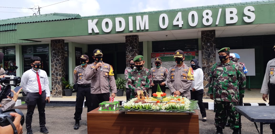 Ulang Tahun TNI Ke-75, Kapolres BS Bawa Tumpeng 