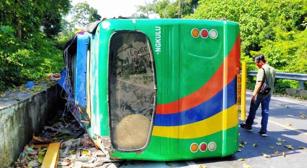 Bus Sriwijaya Terbalik, Satu Penumpang Tewas