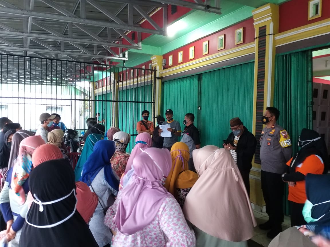 Puluhan Warga Dikerahkan  Lipat Surat Suara Pilkada Bengkulu Selatan