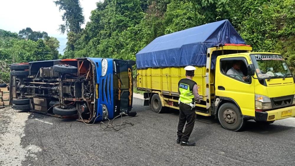 Tak Kuat Nanjak, Bus Sriwijaya Terguling, 10 Penumpang Selamat