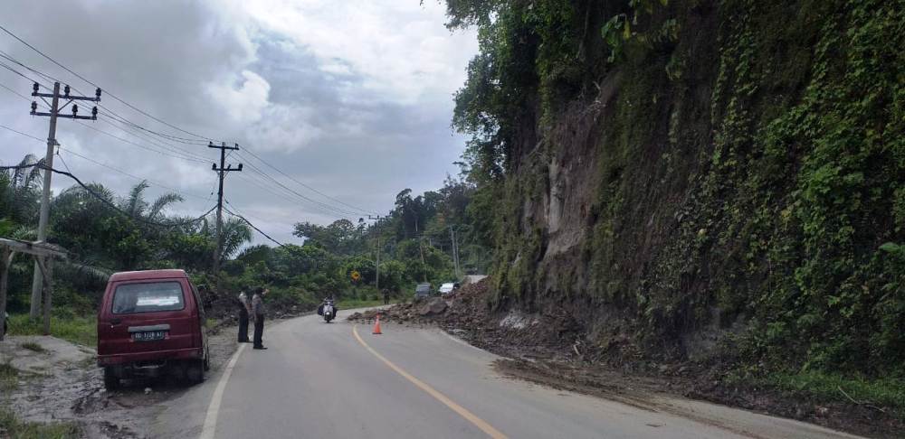 Seranjangan Rawan Longsor, Pengendara Diminta Hati-hati