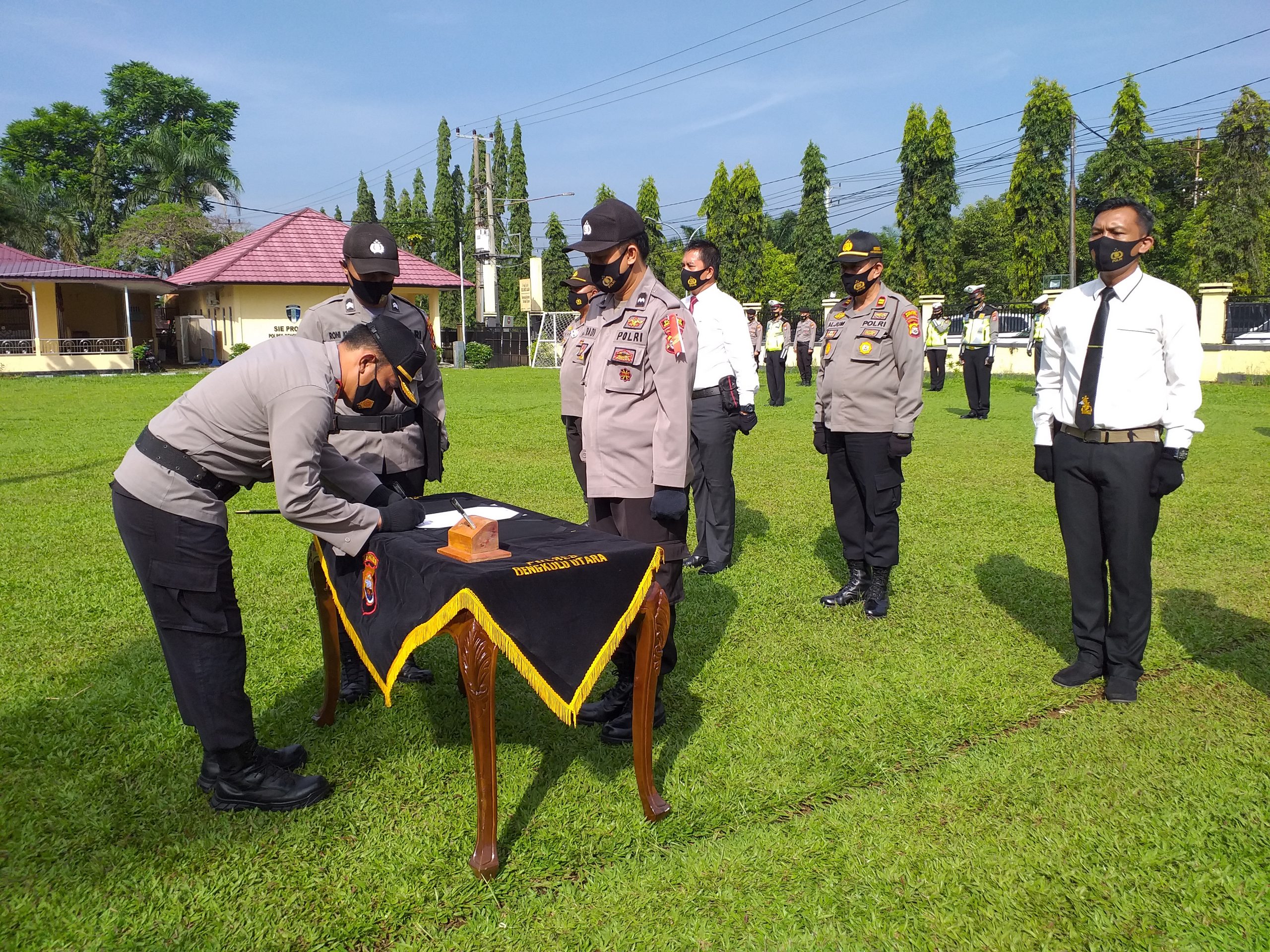 Sosialisasikan Hidup Sehat Sesuai Prokes, Polres Bengkulu Utara Tempel Stiker di Kendaraan