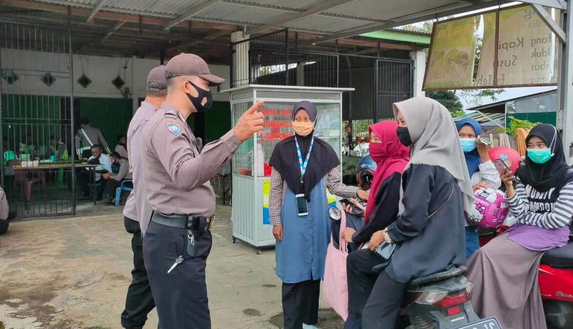 Warga Bawa Masker Tapi Tak Dipakai