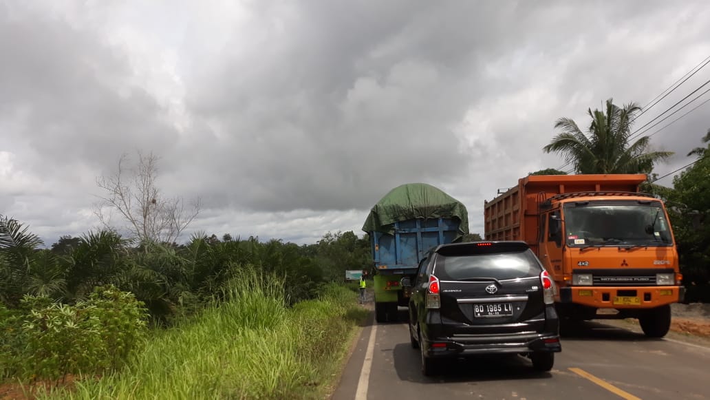 Truk Lohan Resahkan Warga Bengkulu Utara