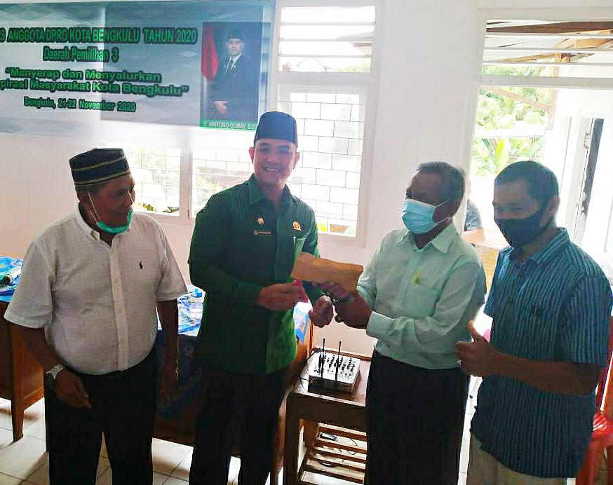 Ariyono Gumay Hibahkan Honor Reses untuk Pembangunan Fasum Warga