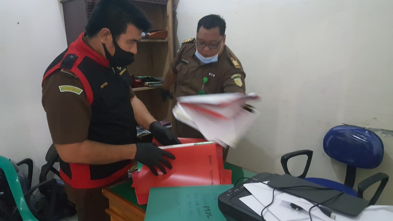 Kejari BS Geledah Kantor Desa Air Umban