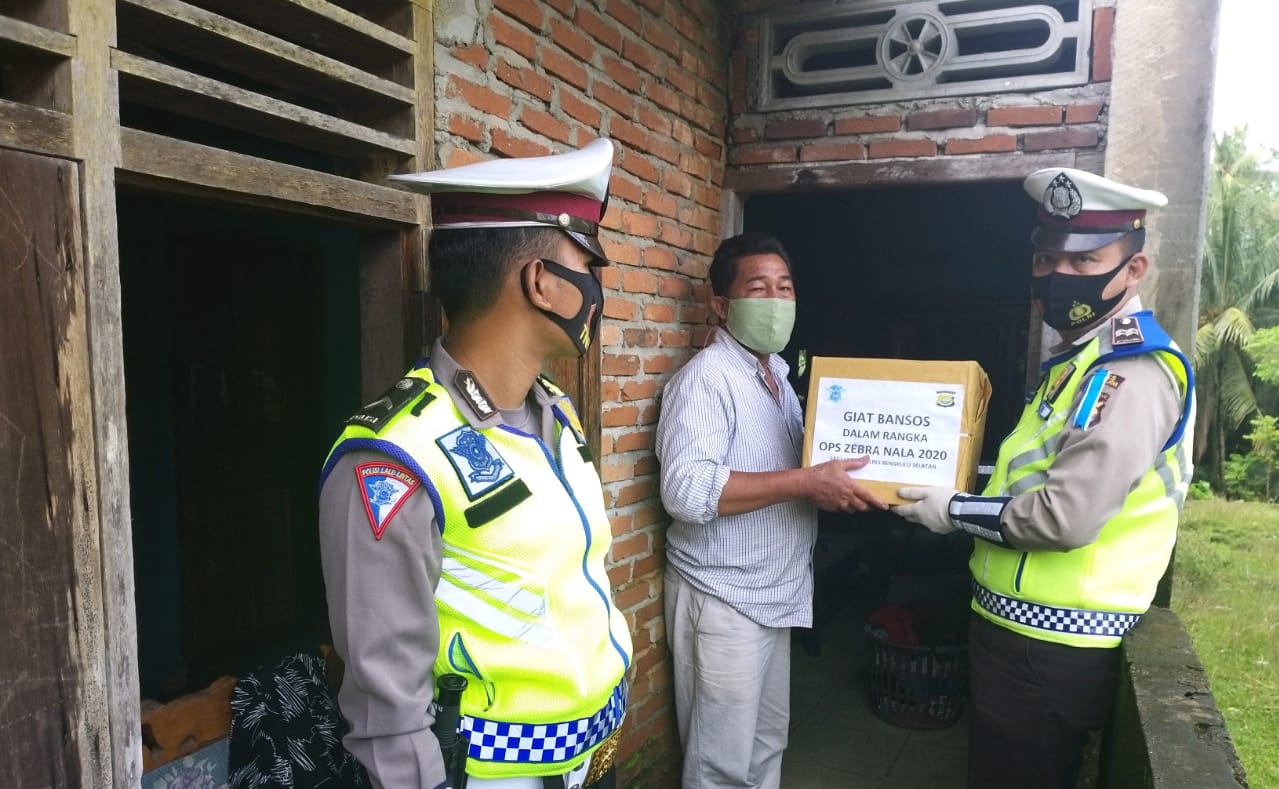 Operasi Zebra, Polres BS Bagi Masker dan Sembako