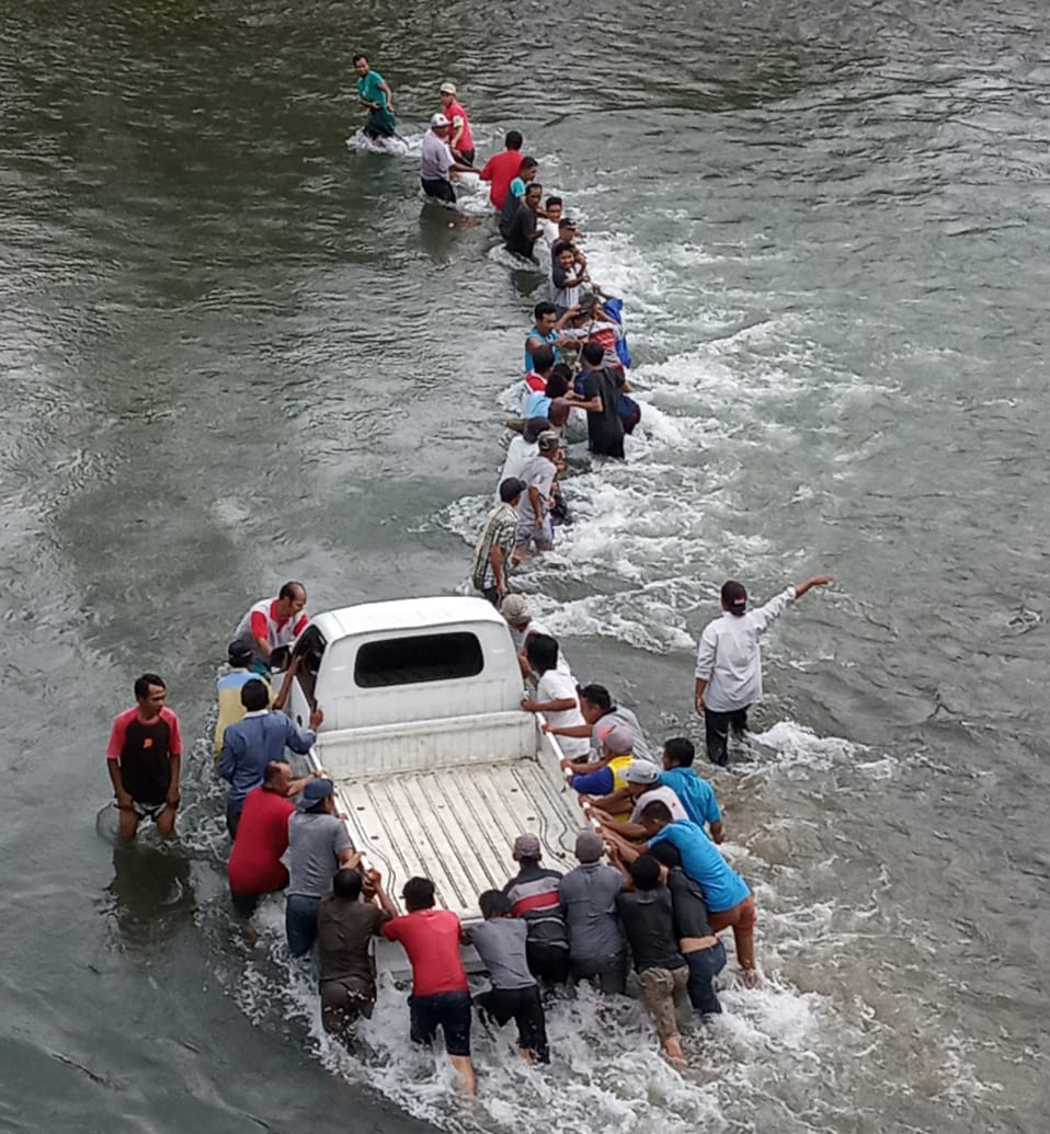 Pick Up Terjun ke Sungai Air Bengkenang, Sopir Pingsan