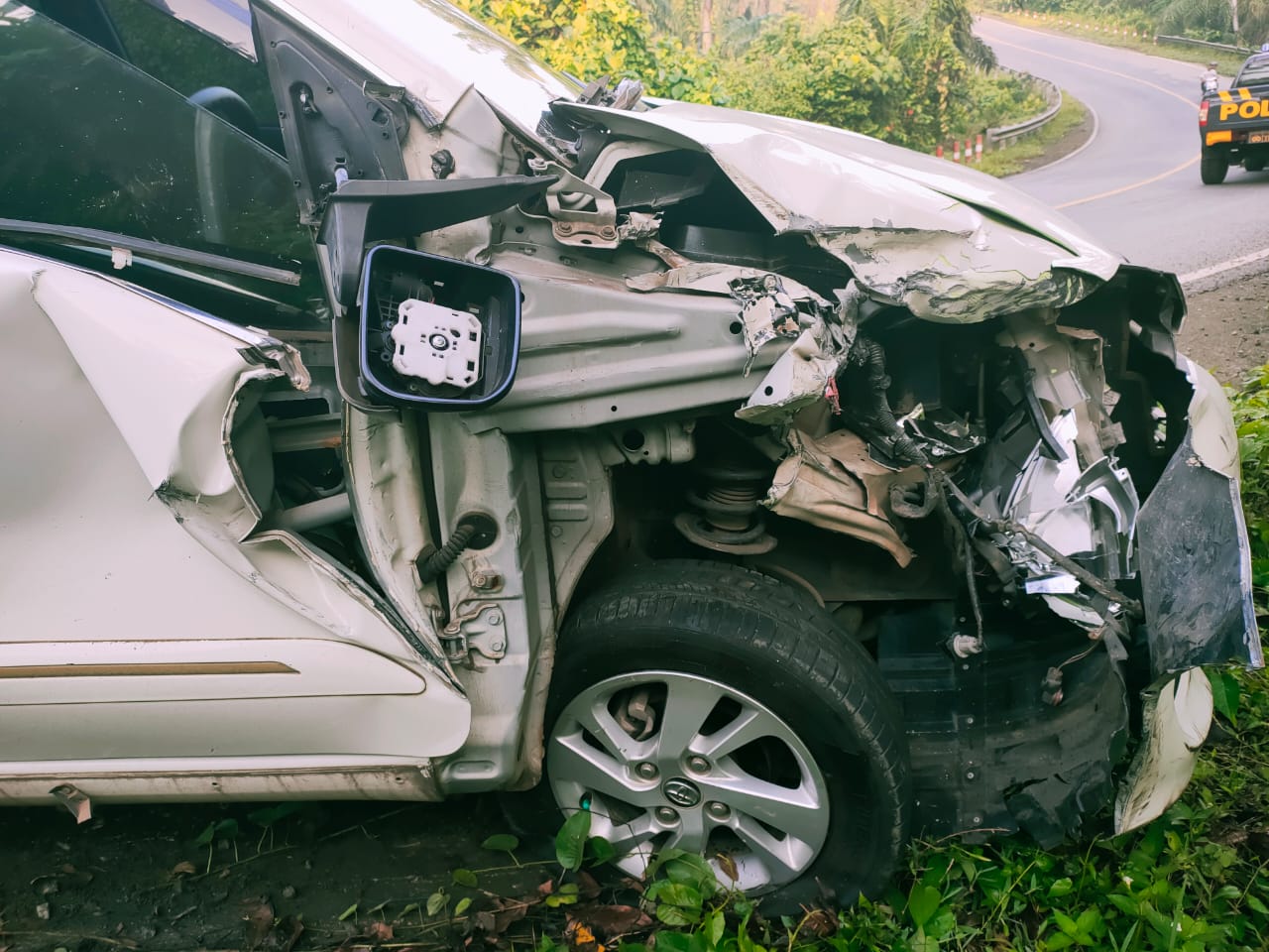 Adu Kambing di Jalan Raya BS, Avanza Ringsek