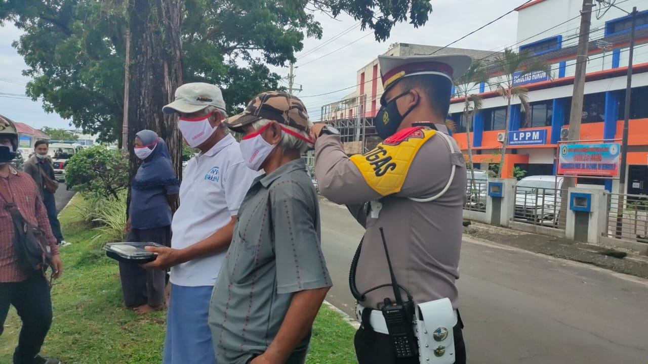 Bagikan Masker dan Sembako ke Masyarakat