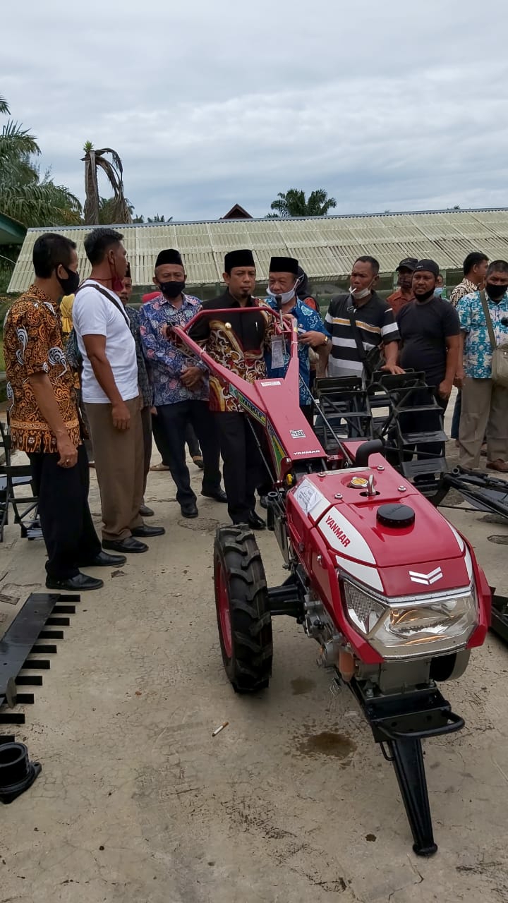 Plt Walikota Salurkan 5 Hand Tractor Bantuan dari Kementan RI