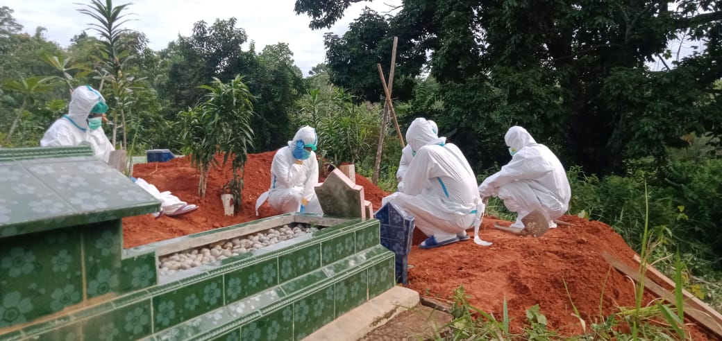 Diduga Terpapar Covid-19, Warga Kecamatan Pondok Kubang Dimakamkan Sesuai Prokes