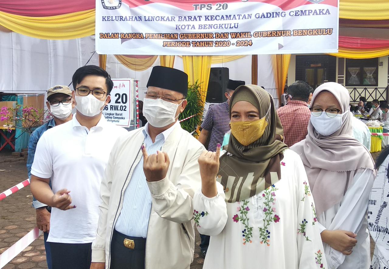 Nyoblos Bersama Istri dan Anak, Rohidin: Insya Allah Menang Karena Kita Telah Berbuat untuk Bengkulu