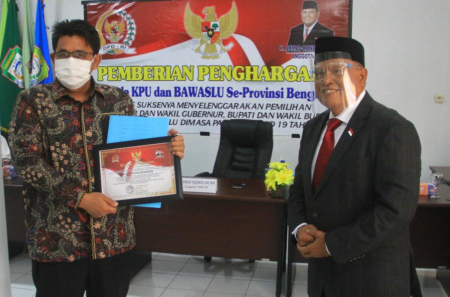 DPD RI Beri Penghargaan Kepada KPU dan Bawaslu di Bengkulu