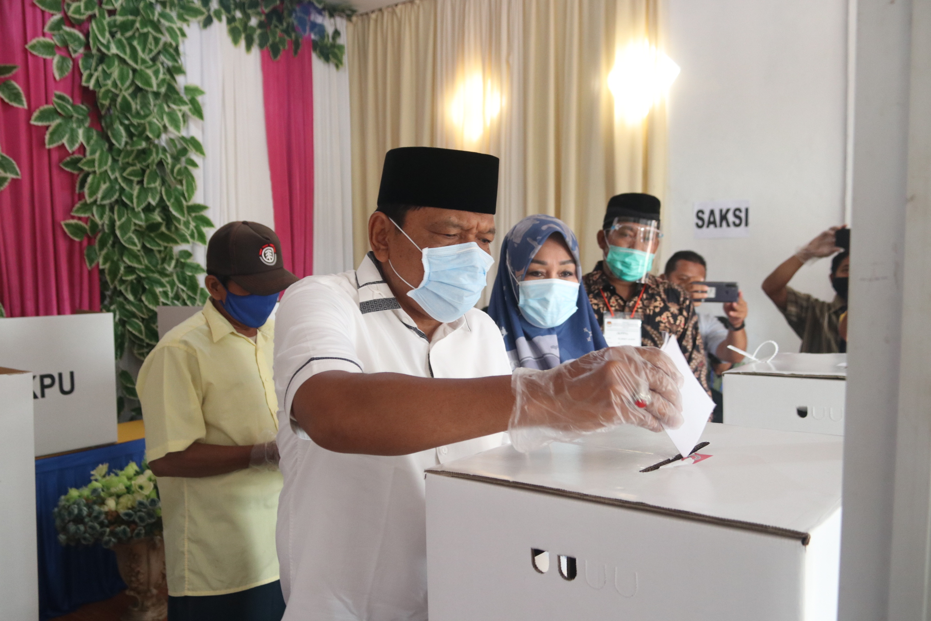 Petahana Cabup dan Cawabup Bengkulu Utara Nyoblos di TPS 1