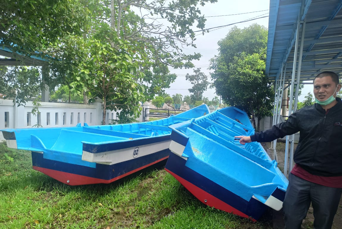 DKP BS Bagikan 5 Perahu Tangkap