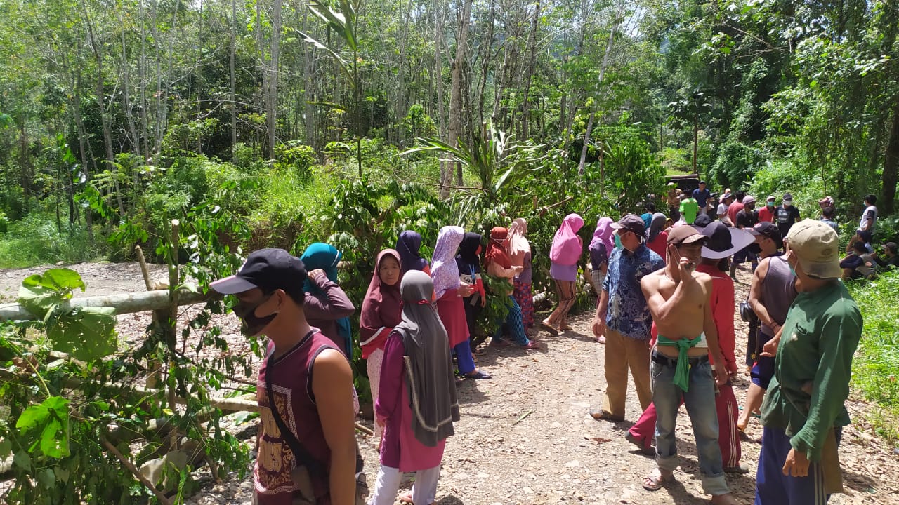 Warga Talang Giring Seluma Tutup Jalan Kuari