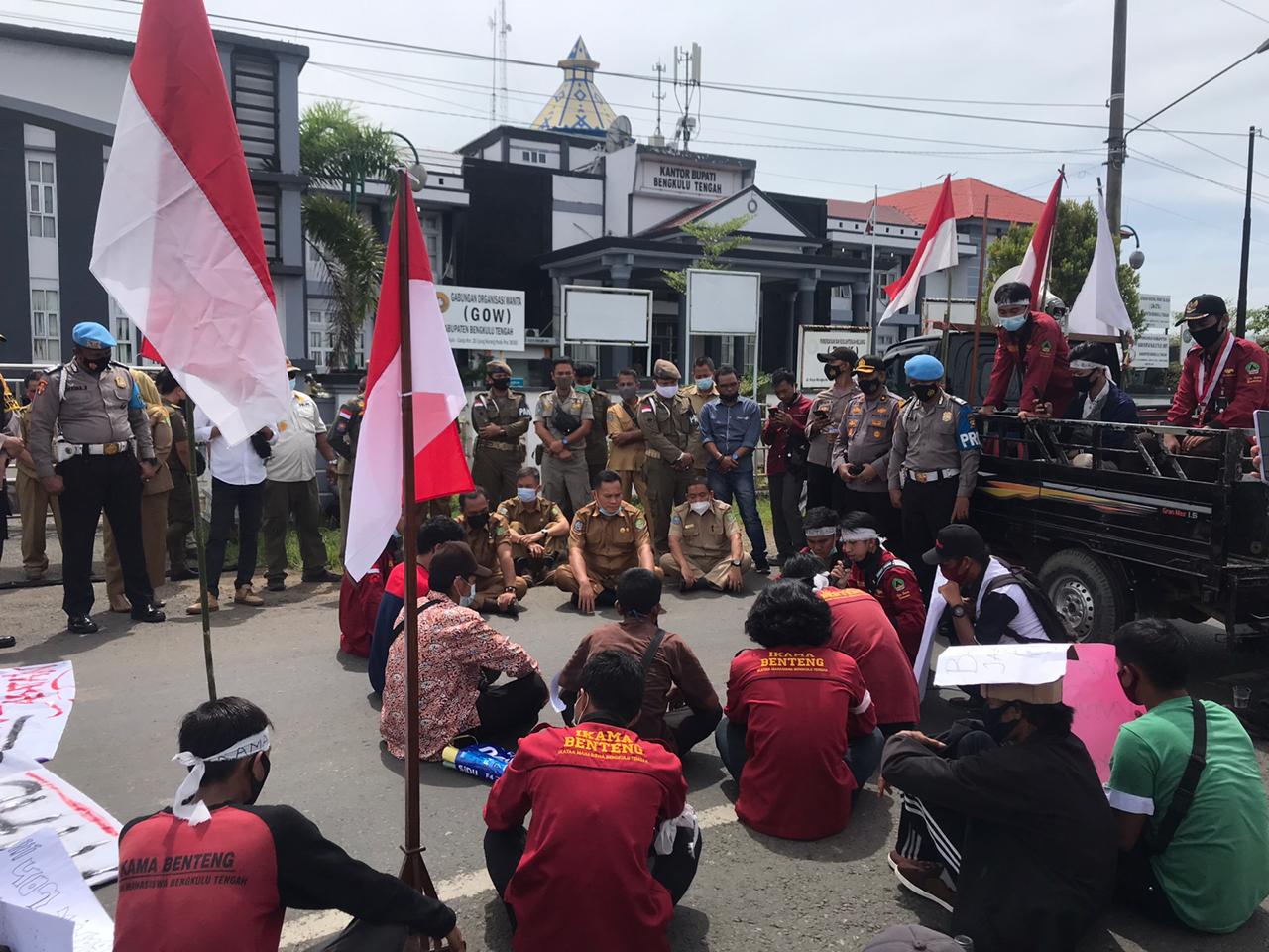 Ikama Benteng Demo Tuntut Jalan Dibangun
