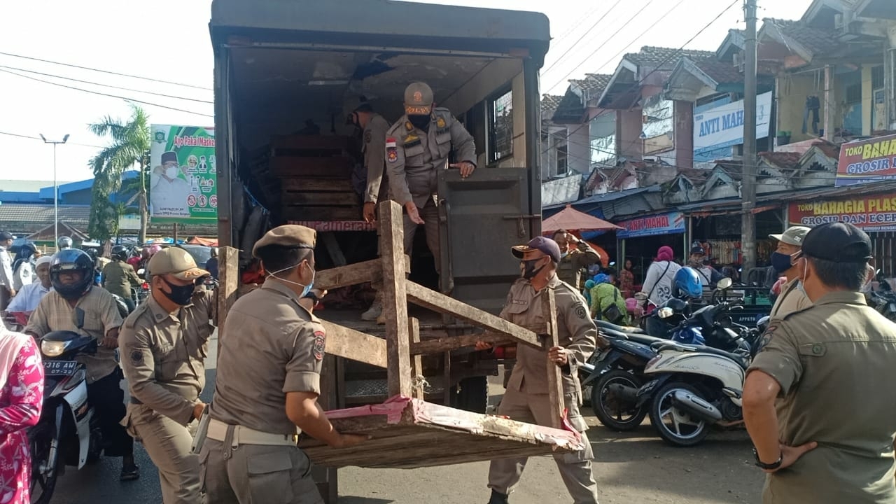 Jualan di Atas Trotoar, Puluhan Lapak Pedagang Pasar Minggu Diangkut Satpol PP