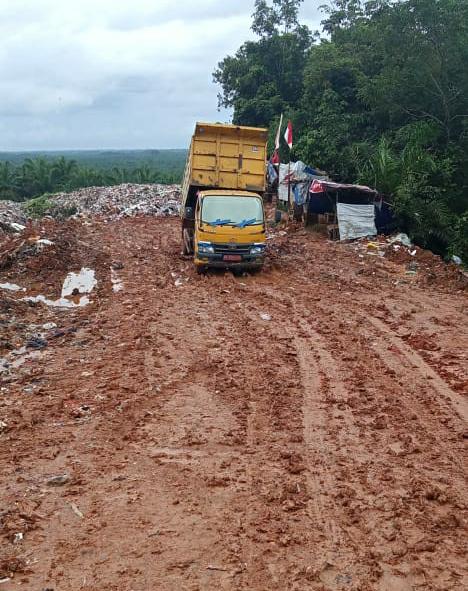 Truk Sampah Sering Terguling Saat Hujan, DLH Minta Dibangun Jalan Permanen