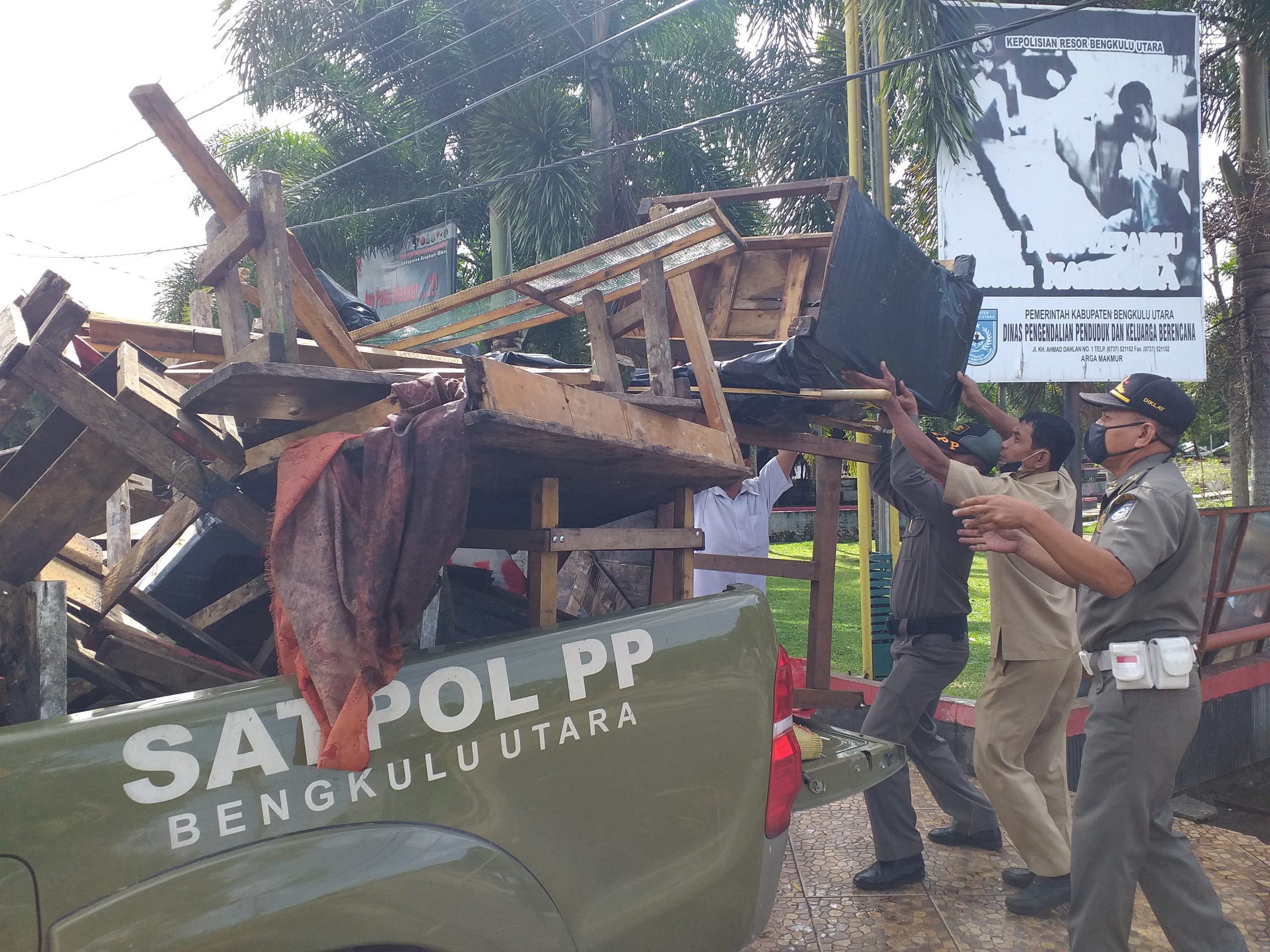 Dispar dan Satpol PP Tertibkan Pedagang Alun-alun di Bengkulu Utara