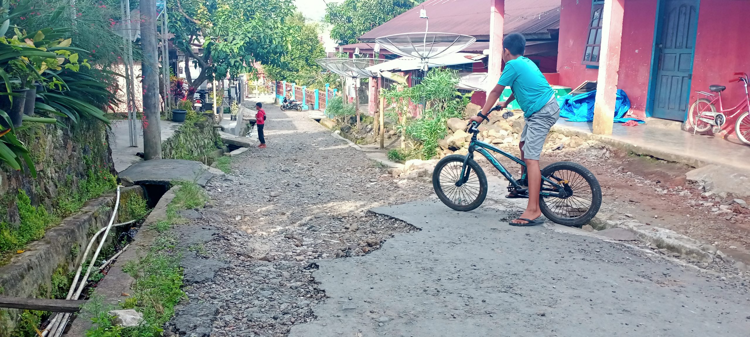 Jalan Gang Gereja Kepahiang Memprihatinkan