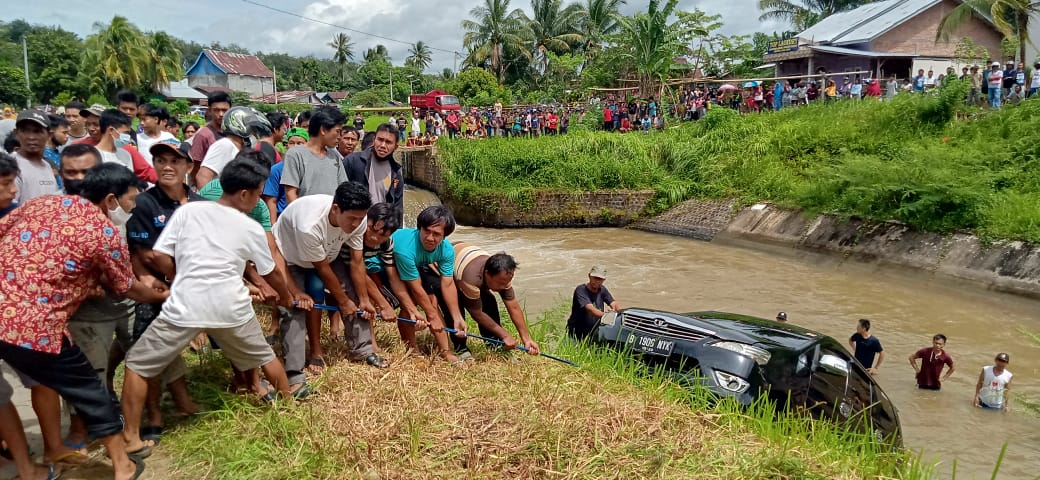 Siswa SMA Bawa Mobil, Nyungsep ke Irigasi