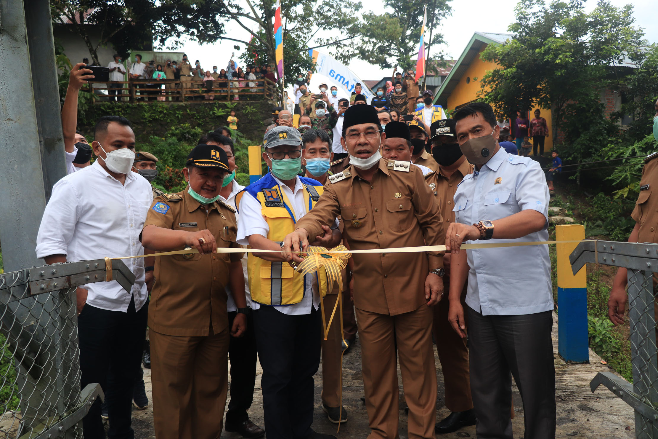 Bupati Hijazi Resmikan Jembatan Gantung