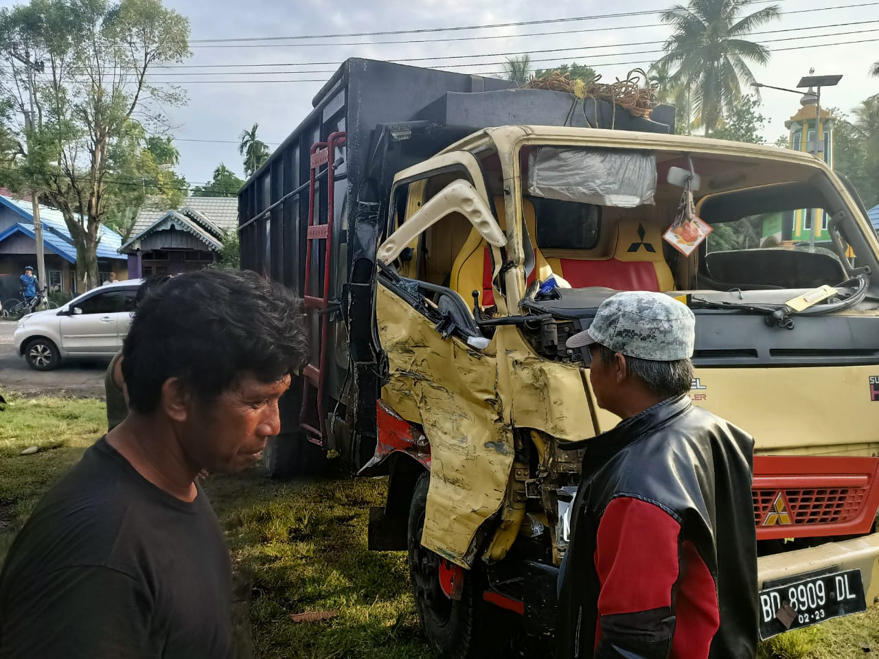 Pecah Ban, Mobil Box Tabrak Dump Truk