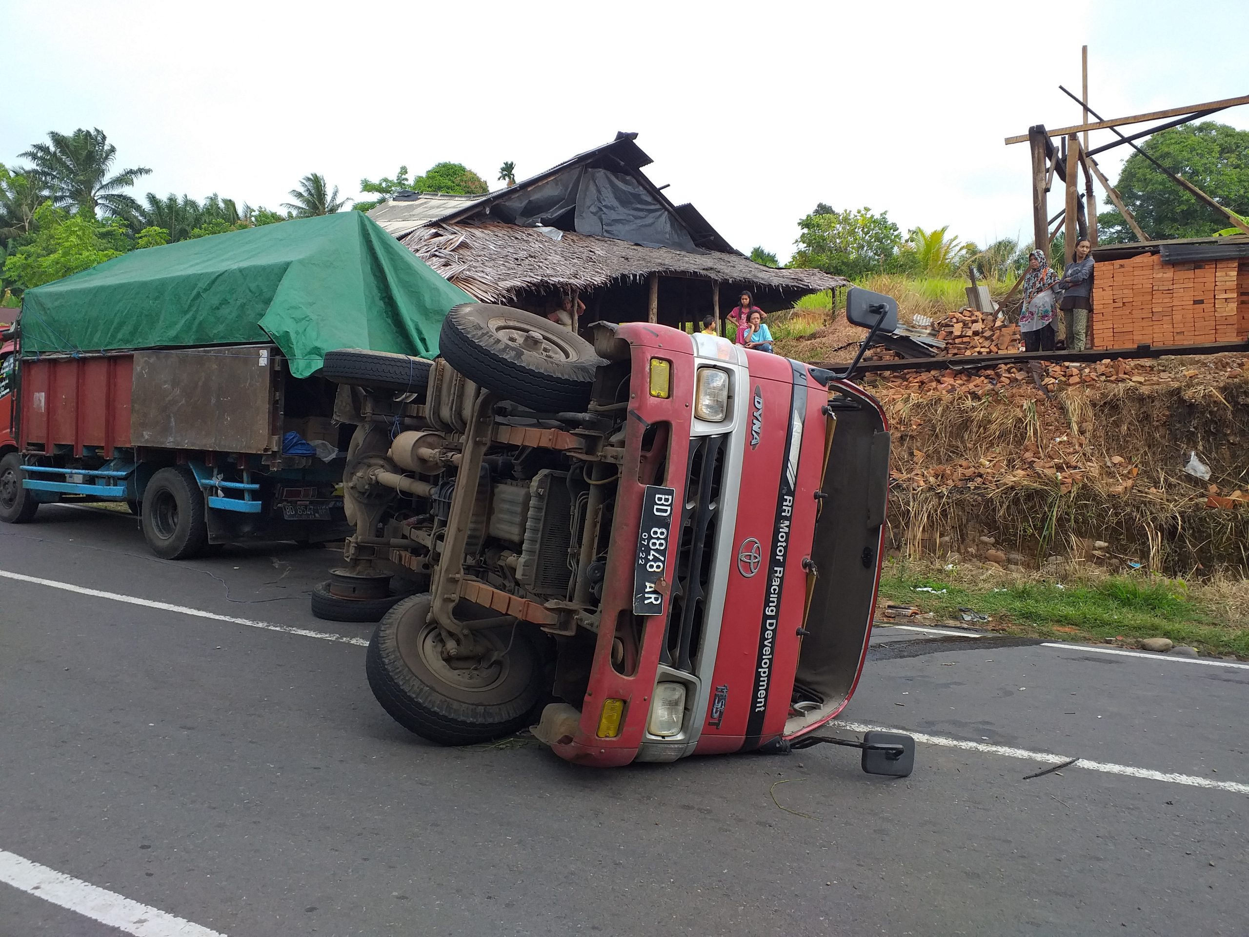 Pecah Ban, Mobil Truk di Bengkulu Utara Tergeletak di Jalan