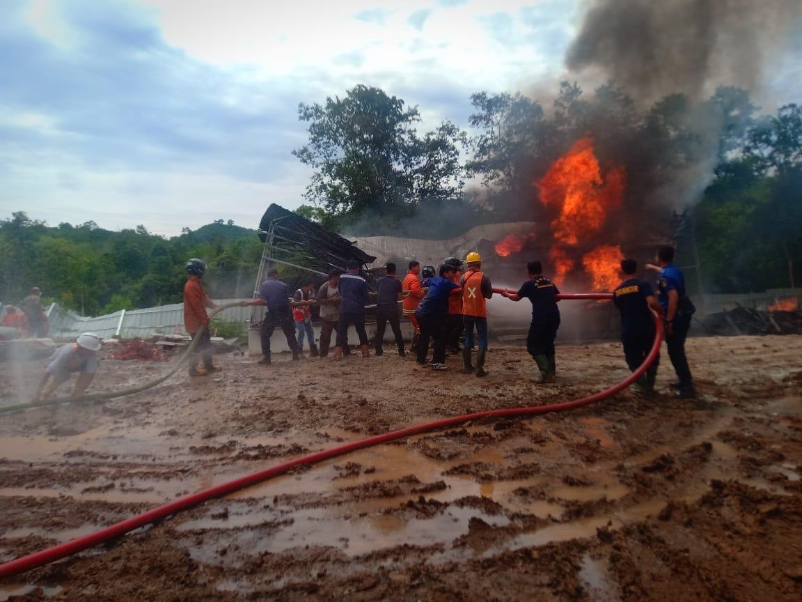 Tanki Minyak Proyek Tol Bengkulu Tengah Terbakar