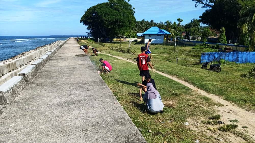 Kumpulkan Pemuda Bersihkan Pelabuhan Linau