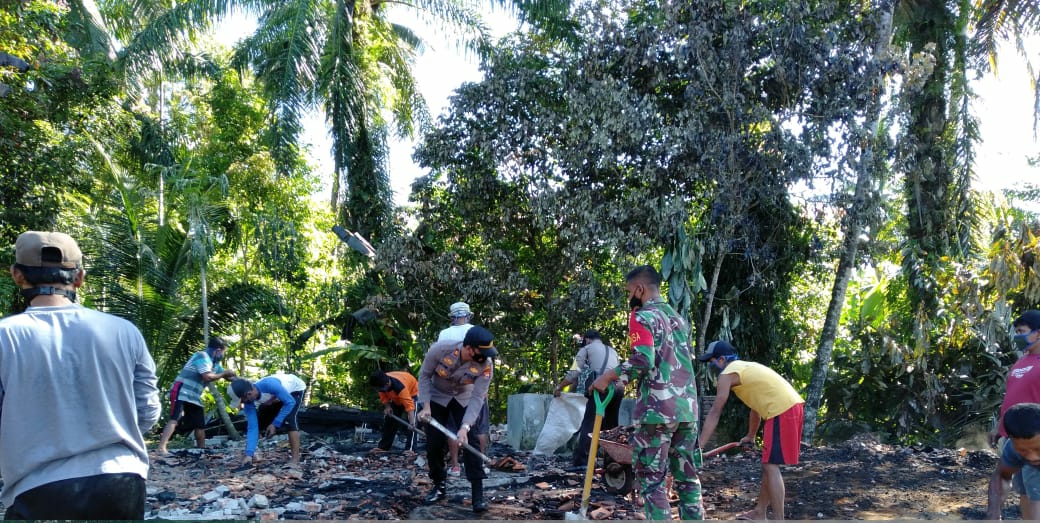 Polisi-TNI Kerja Bakti Bersihkan Puing-puing Kebakaran Rumah