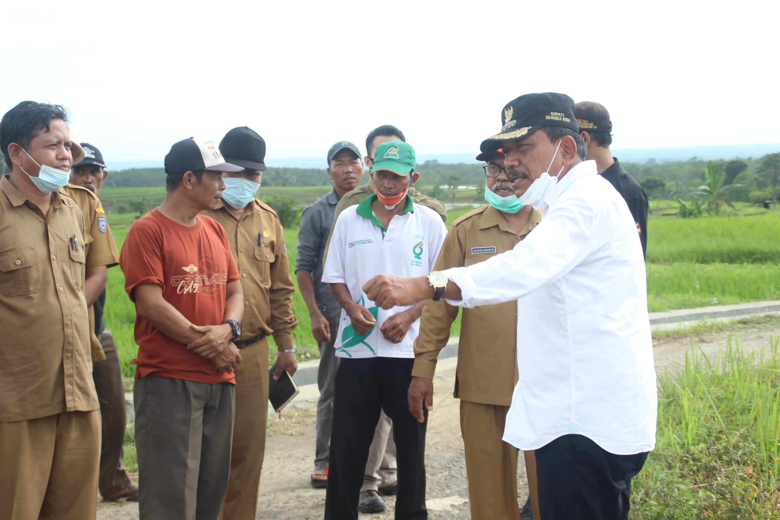 Hari Pertama Kerja Bupati BU, Evaluasi Vaksinasi dan Cek Irigasi Sawah