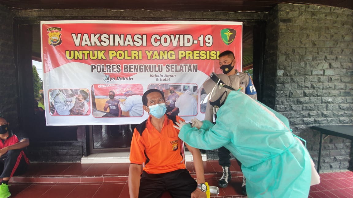 30 Polisi Polres BS Divaksinasi