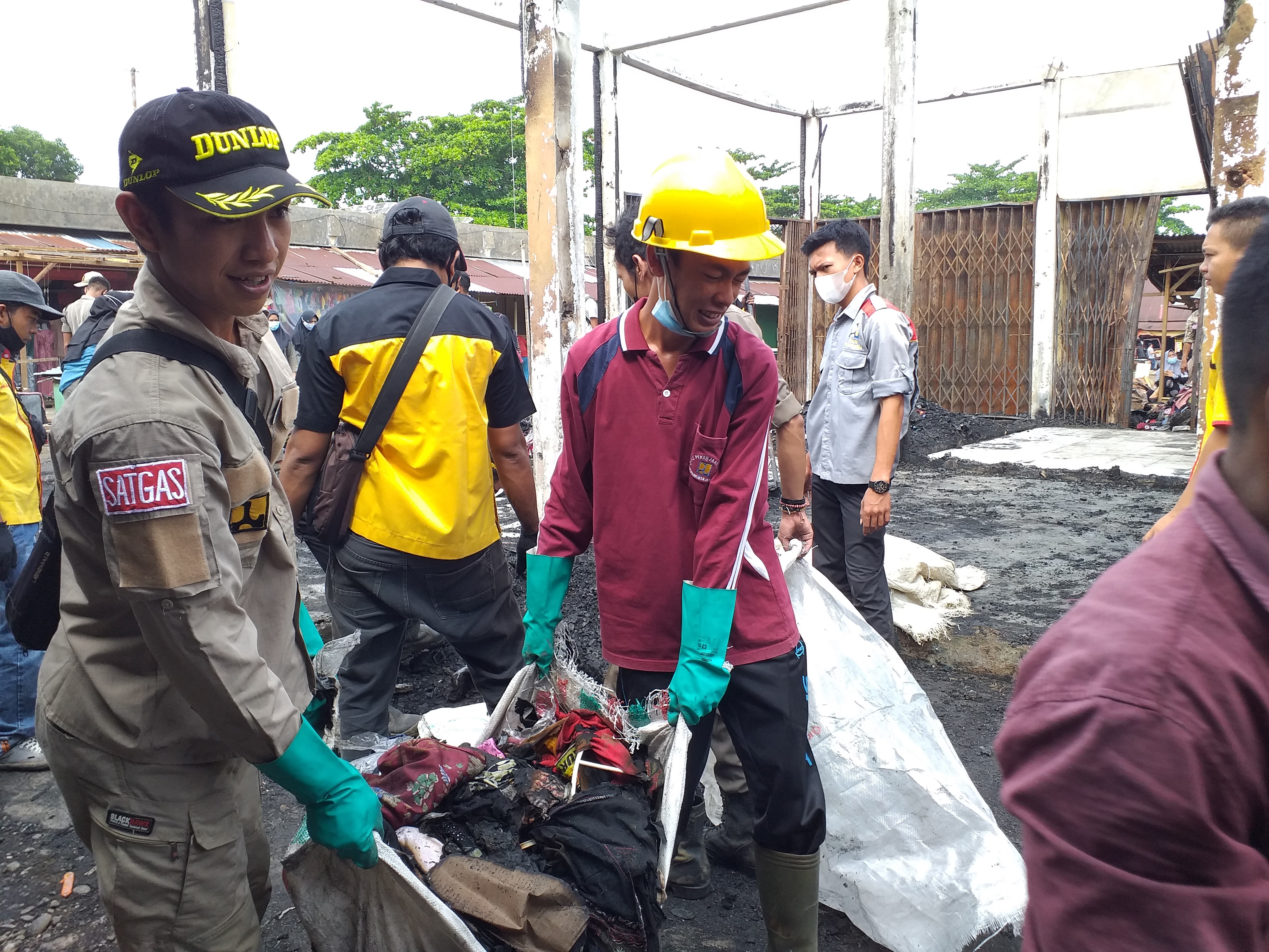 Sampah Bekas Kebakaran Mulai Dibersihkan