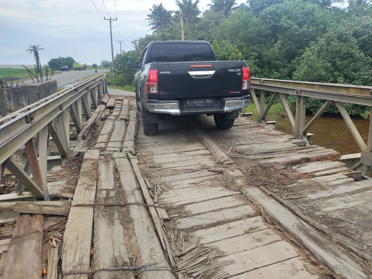 Jembatan Jalinbar di Mukomuko Tak Kunjung Diperbaiki