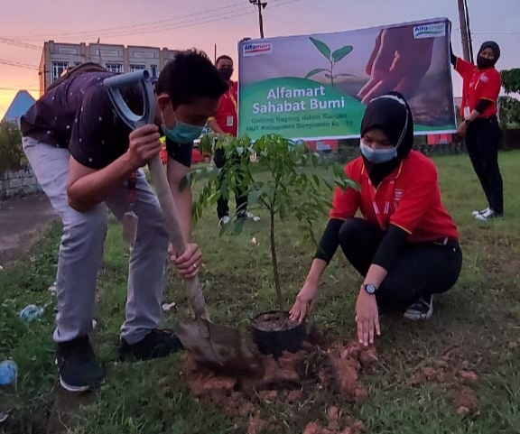 Sahabat Bumi, Alfamart Tanam 15 Ribu Pohon untuk Indonesia