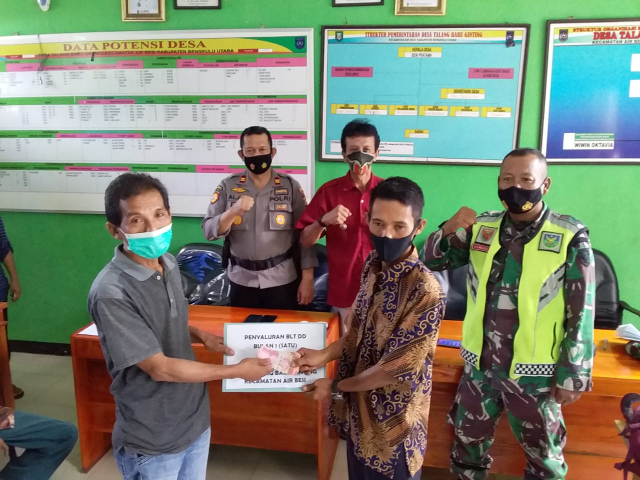 Camat dan Kapolsek Saksikan Penyaluran BLT DD dan Titik Nol Desa Talang Baru Ginting
