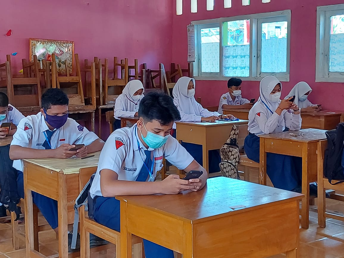 Ujian Sekolah di SMPN 1 Bengkulu Utara Pakai HP Android