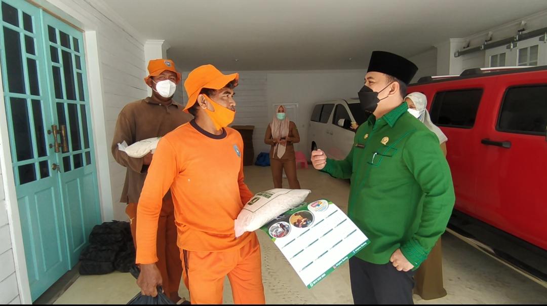 Ariyono Bagikan Paket Sembako ke Petugas Penyapu Jalan se Kota Bengkulu