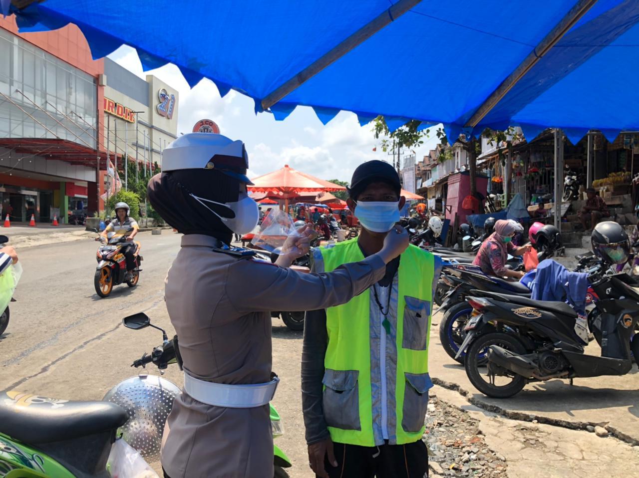 Personel Lantas Bagikan Masker di Pasar