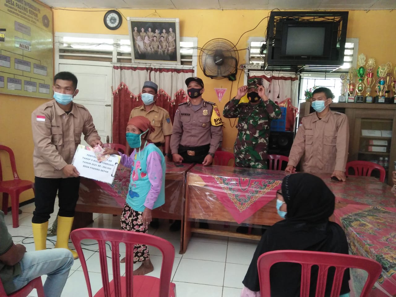 Cegah Penyebaran Covid-19, Pemdes Padang Sepan Sebar 500 Lembar Masker