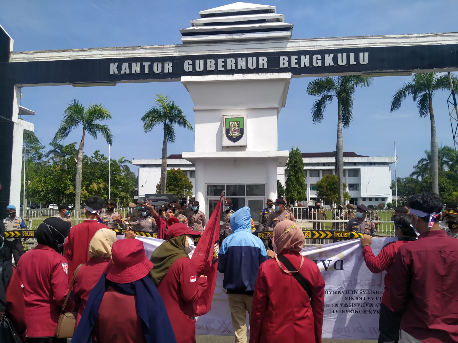 Mahasiswa Demo Gubernur Terkait Kenaikan BBM di Bengkulu