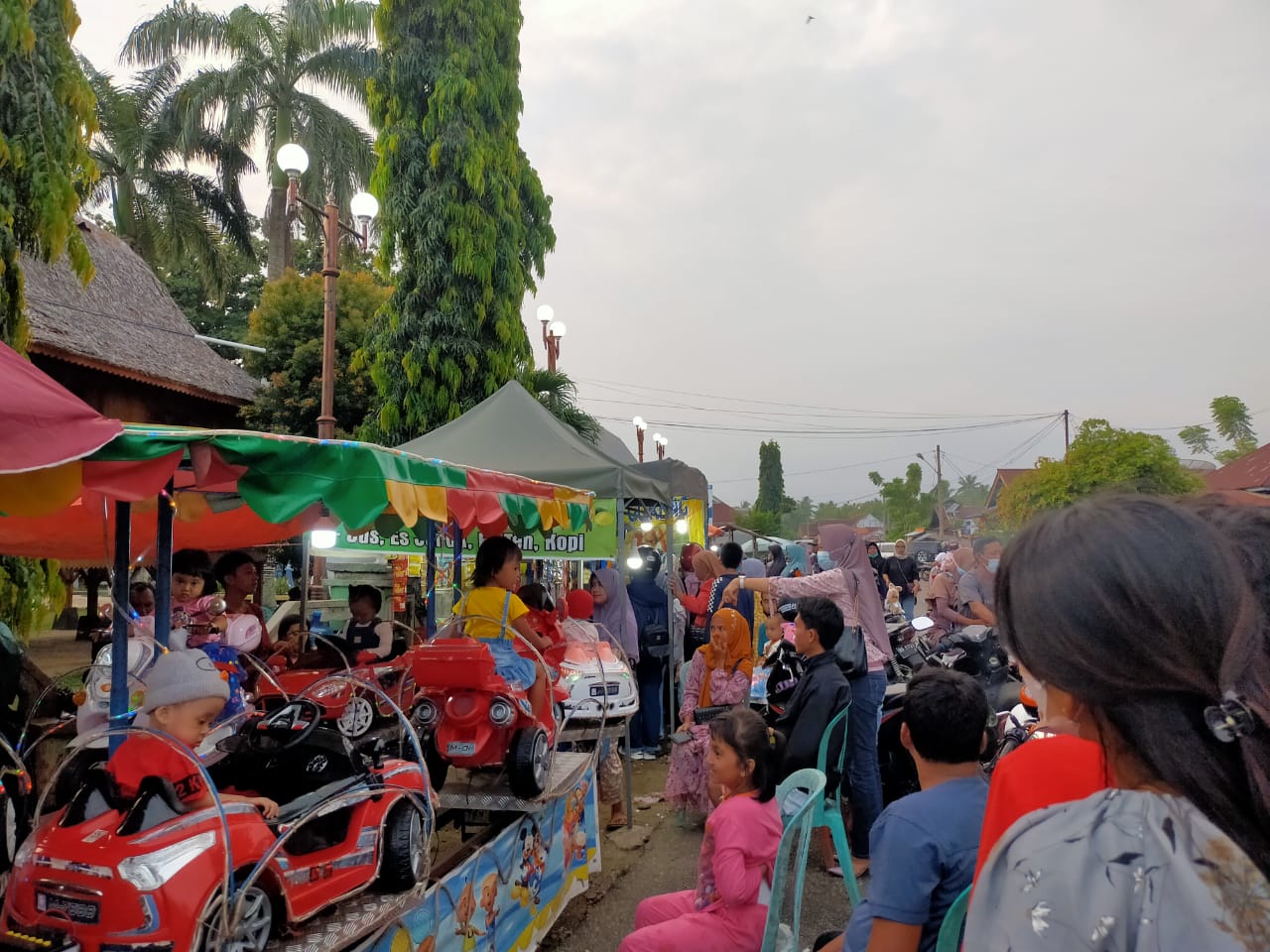 Warga Berkerumun di Obyek Wisata Tanpa Masker