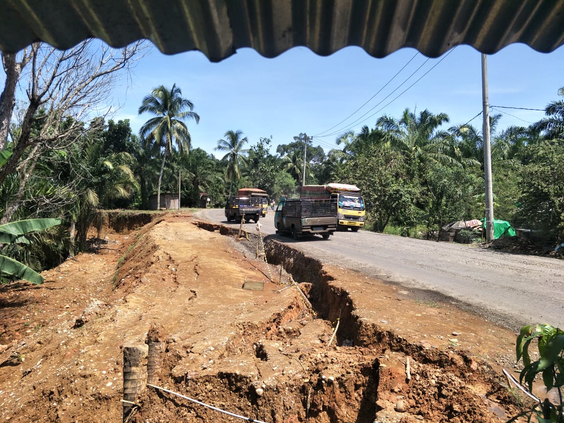 Jalan Retak di Bengkulu Utara Ditinjau Provinsi