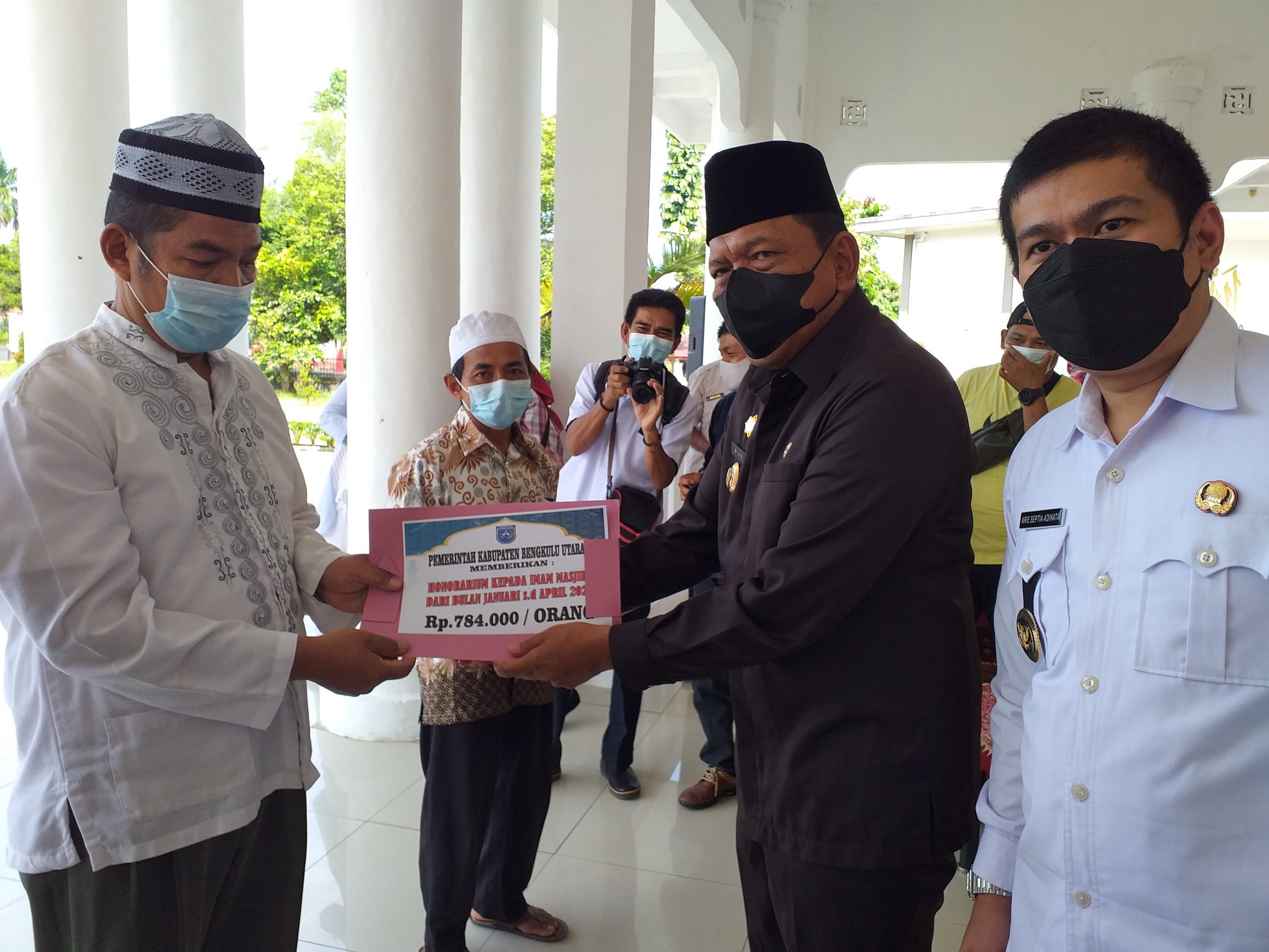 Honor dan Reward Imam Masjid serta Pemuka Agama di Bengkulu Utara Cair