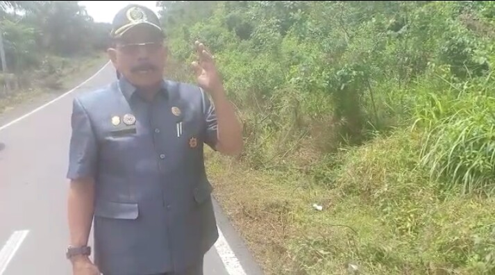 Jalan Provinsi di Benteng Ditumbuhi Semak Belukar