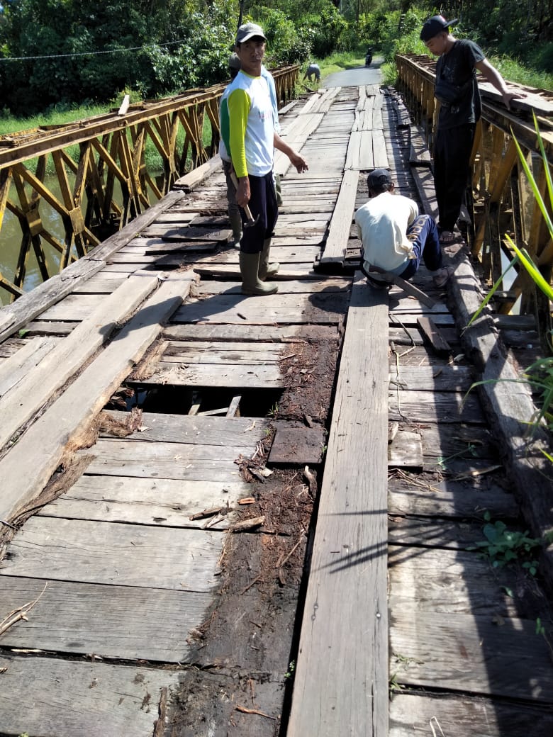 Jembatan Tak Kunjung Dibangun, Warga Desa Suro Bali Gotong-royong