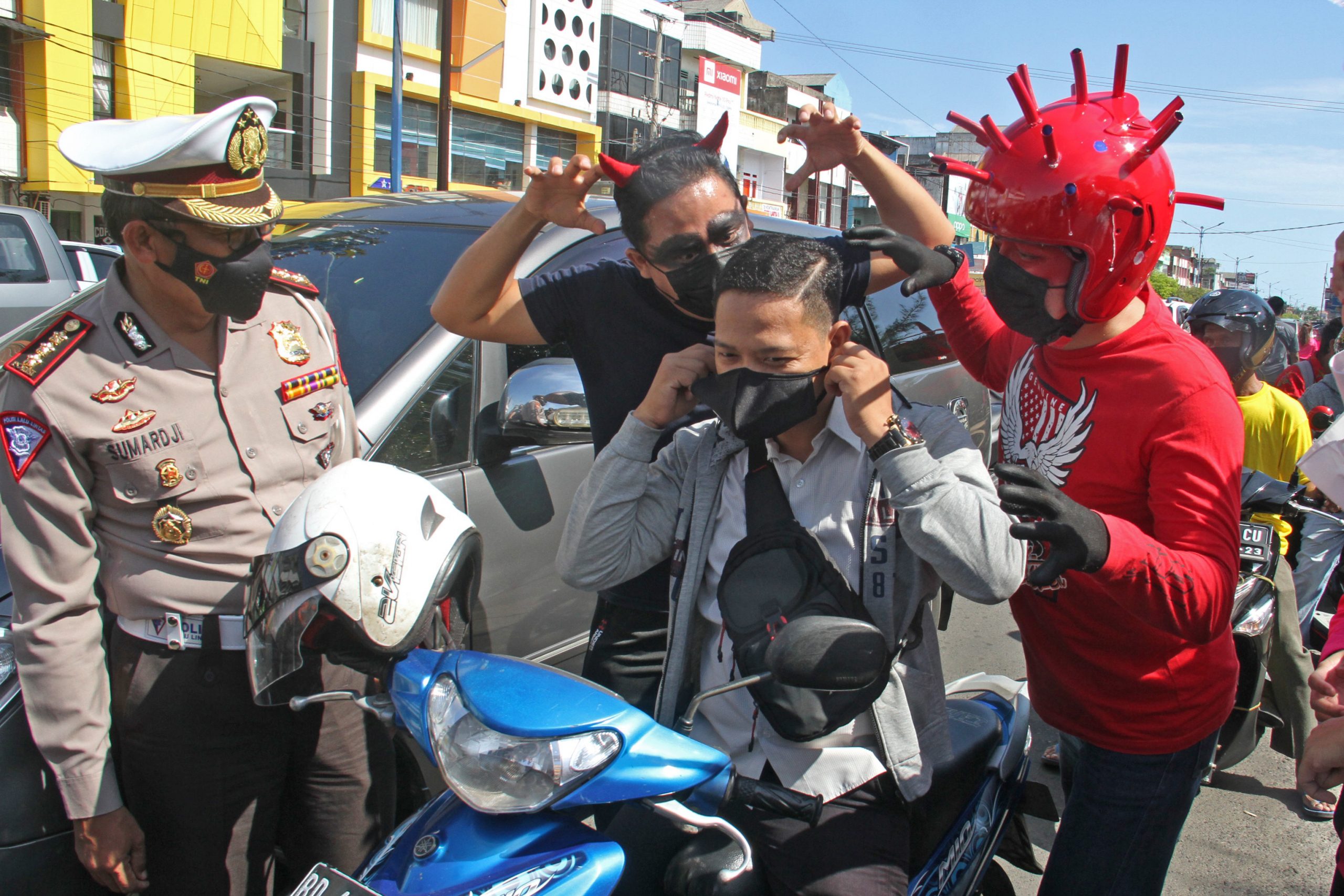 Sosialisasi Tingkatkan Prokes, Polisi Bagikan Masker, Vitamin Hingga Jamu